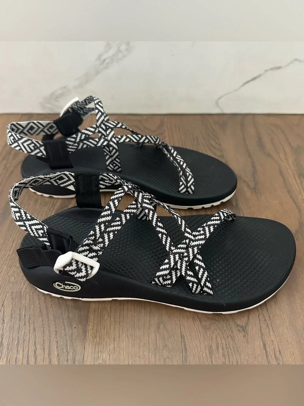 Chaco Women's ZX/1 Cloud Dual Adjustable Straps Cushioned Sandal Black, White 10